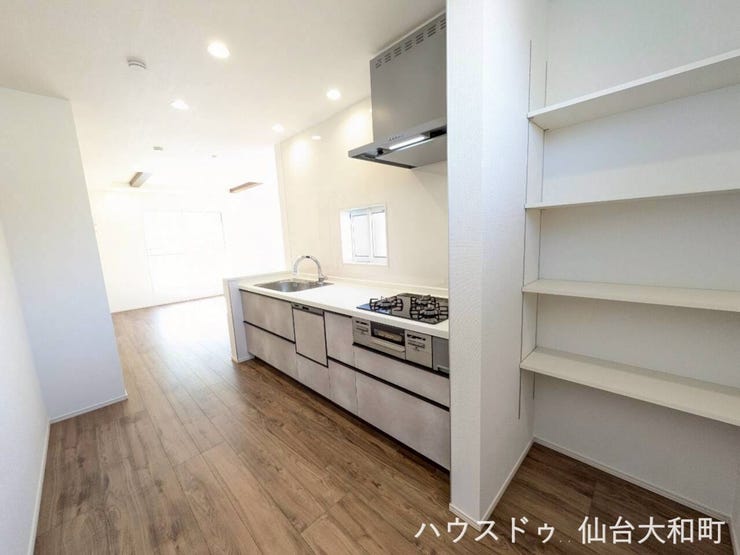 キッチン横に可動棚を設置+*サッと使いたいペーパー類やストックの調味料は『見せる収納』を意識してみるのはいかが?