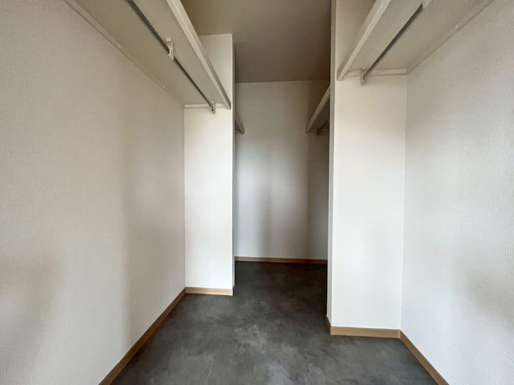 2階ウォークインクローゼット
8帖洋室に設置されたウォークインクローゼットです。
※室内は現在リフォーム中です。