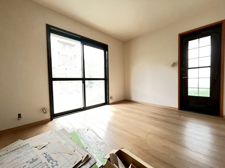 1階6帖洋室です。
こちらのお部屋から外へ出ることも可能です。
※室内は現在リフォーム中です。