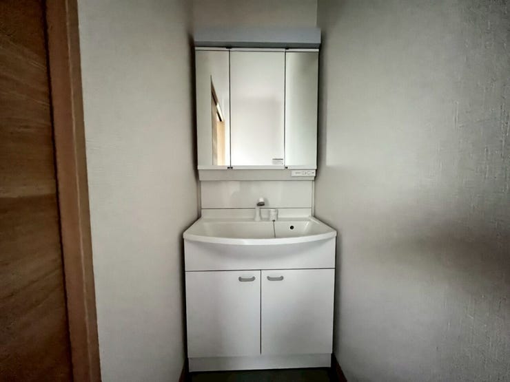 三面鏡を採用しており、鏡の裏側や洗面ボウルの下部に洗面用品を保管できる収納を備えています。
※室内は現在リフォーム中です。