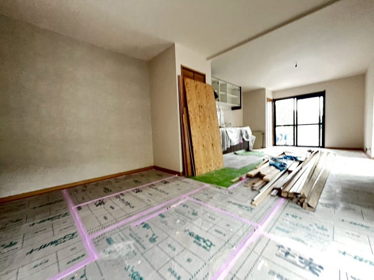 白を基調とした壁面のリビングダイニングです。奥にはキッチン設備が配置されています。大きな窓が設けられており、屋外からの自然光を取り込む造りとなっています。
※室内は現在リフォーム中です。
