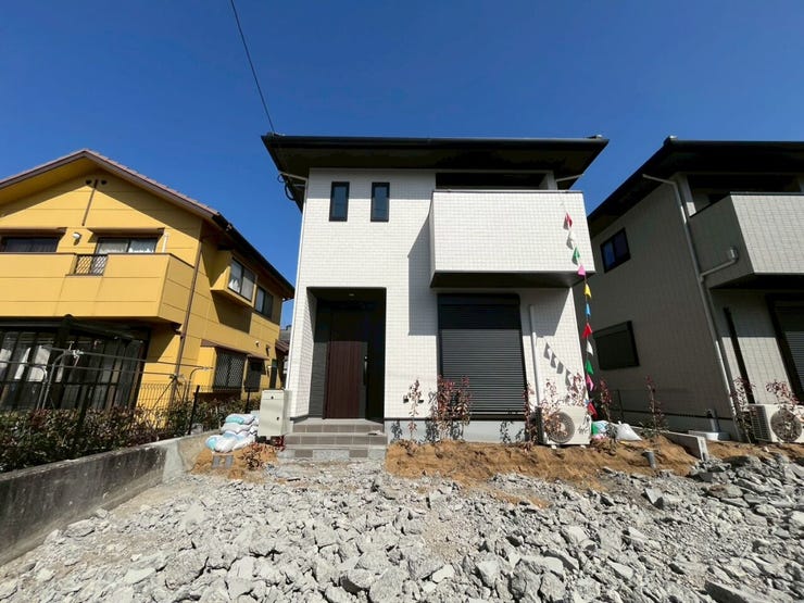 駐車スペースとなる外構は工事中。