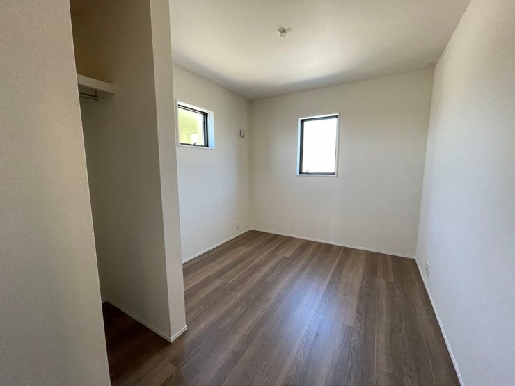 ◇洋室5帖◇
2面採光のお部屋は明るく風通しが良いです♪
収納もしっかり出来ますよ!
