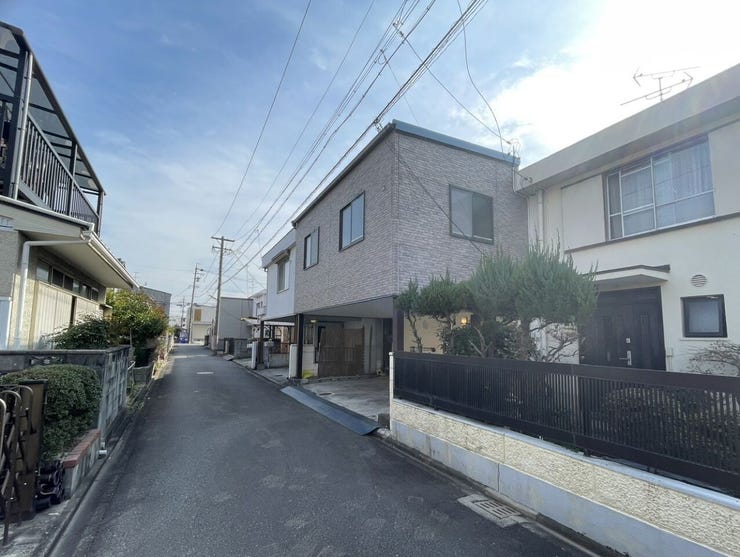 ◇外観◇
北側に面する道路は約4mです。閑静な住宅街ですので落ち着いた生活をお送りいただけます。