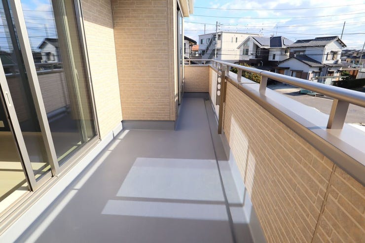 ◇バルコニー◇ 同仕様
南向きバルコニー♪
陽当たりが良く洗濯物が良く乾きそうです♪
便利な洗濯金物が付いています。