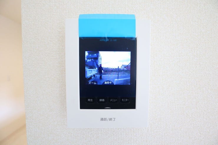 ○カラーモニター付インターホン○ 同仕様
不在時の訪問は自動で録画されます。
訪問者の顔が確認できるのでお子様の留守番にも安心です♪