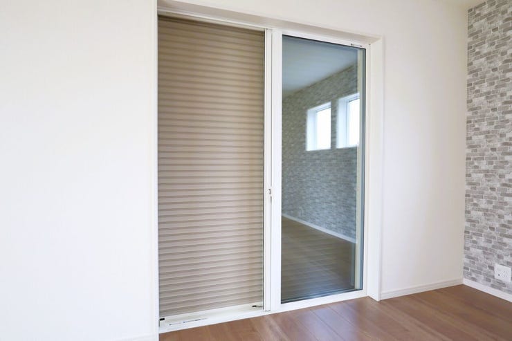 ○シャッター雨戸○ 同仕様
開閉に力が要らないシャッターを採用しています♪
外出時や旅行時の防犯、台風など雨風の強い日にも安心ですね♪