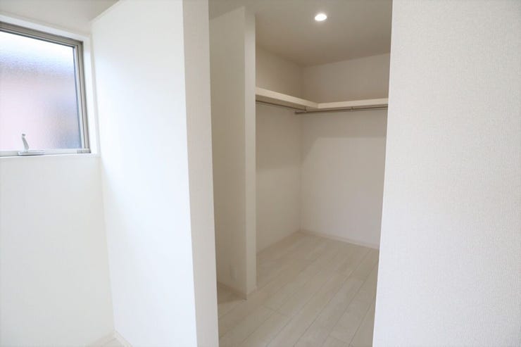 ◇ウォークインクローゼット◇ 同仕様
季節物のお洋服などしっかり収納できます♪旅行鞄などかさばる収納もすっきり片付きますね♪