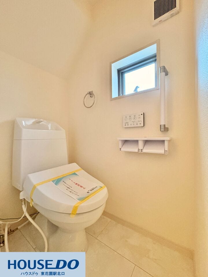 手洗い一体型のシャワートイレを採用!小窓からの自然光と換気扇で、常に清潔感のある空間を保てます!立ち座りをサポートする手すりや予備を置けるダブルペーパーホルダーなど、日々の使いやすさに配慮しています♪