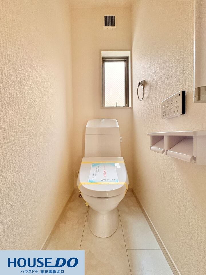 手洗いカウンター付きの多機能トイレは、小窓から自然光が入り、明るく清潔感のある空間です♪壁のリモコンで操作もスムーズ!ペーパーホルダーが2つ並び、日々の使い勝手にも配慮されています!