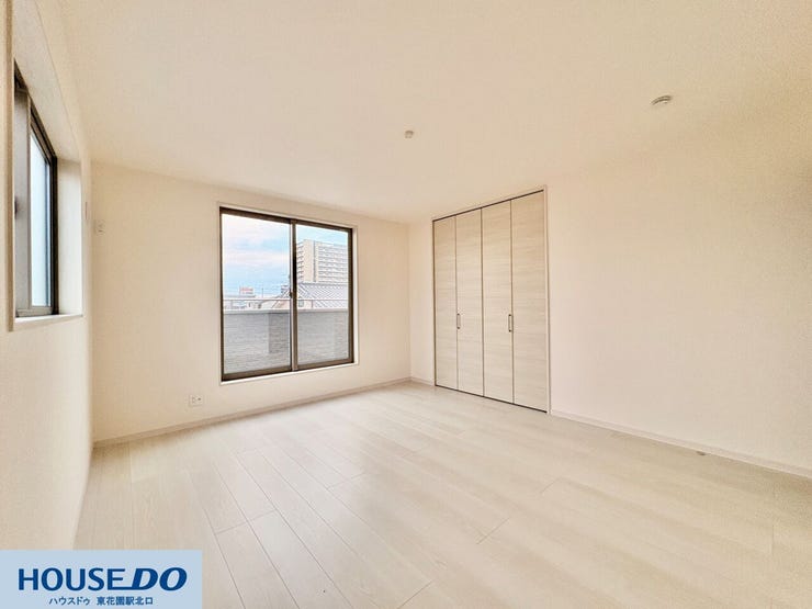 二面採光を確保した、風通しの良いお部屋です♪壁一面には大容量のクローゼットが設置されており、お掃除道具や日用品のストック、趣味の道具まで、生活感の出やすいアイテムもすっきりと収まります!