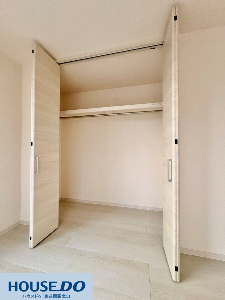 天井近くまで高さのあるクローゼット扉を採用し、開口部を広く設計しました!大きな荷物の出し入れも引っかかりにくくスムーズ♪棚上も活用できるため、収納の工夫次第で空間の利便性がさらに高まります!