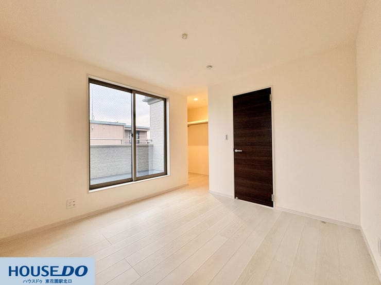 白を基調とした内装に、ダークブラウンのドアが空間を引き締めるアクセントになっています!大きな窓からは自然光がたっぷりと入り、日中は照明をつけなくても明るい室内で穏やかに過ごせます♪