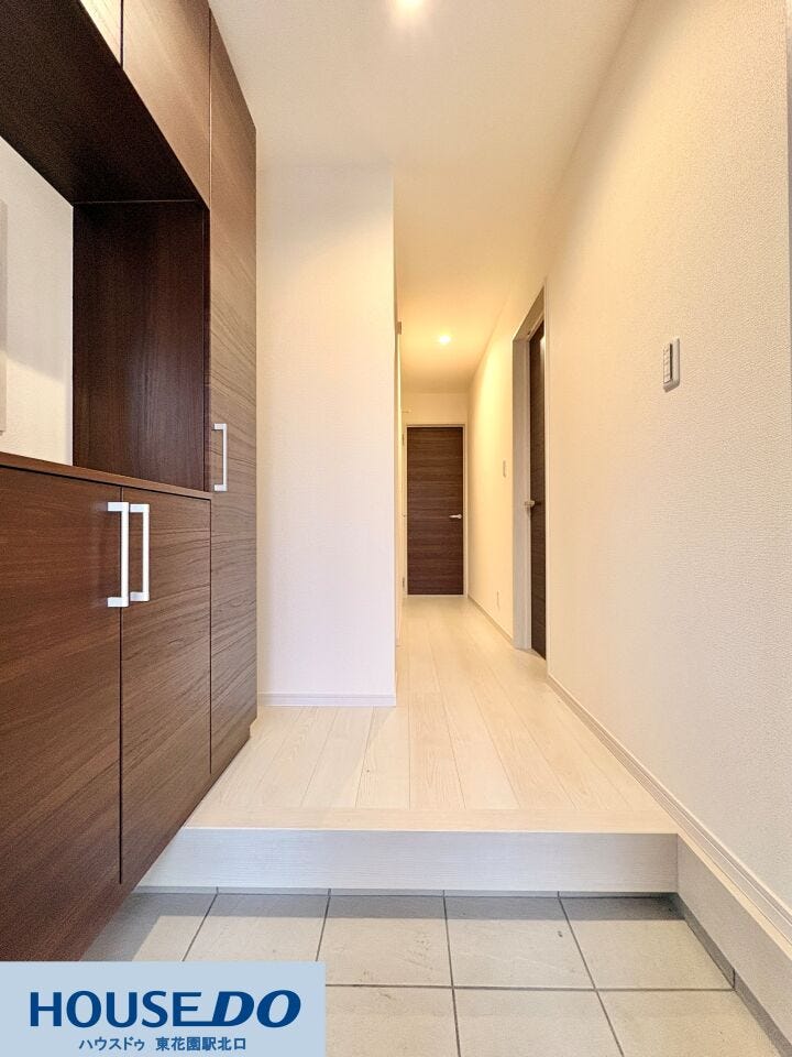 明るい色味の床材と落ち着いた木目調の建具が調和した、清潔感のある玄関ホールです!段差を抑えたフラットな造りで、帰宅時に荷物を抱えていても移動がしやすく、家全体に穏やかな空気が流れています♪