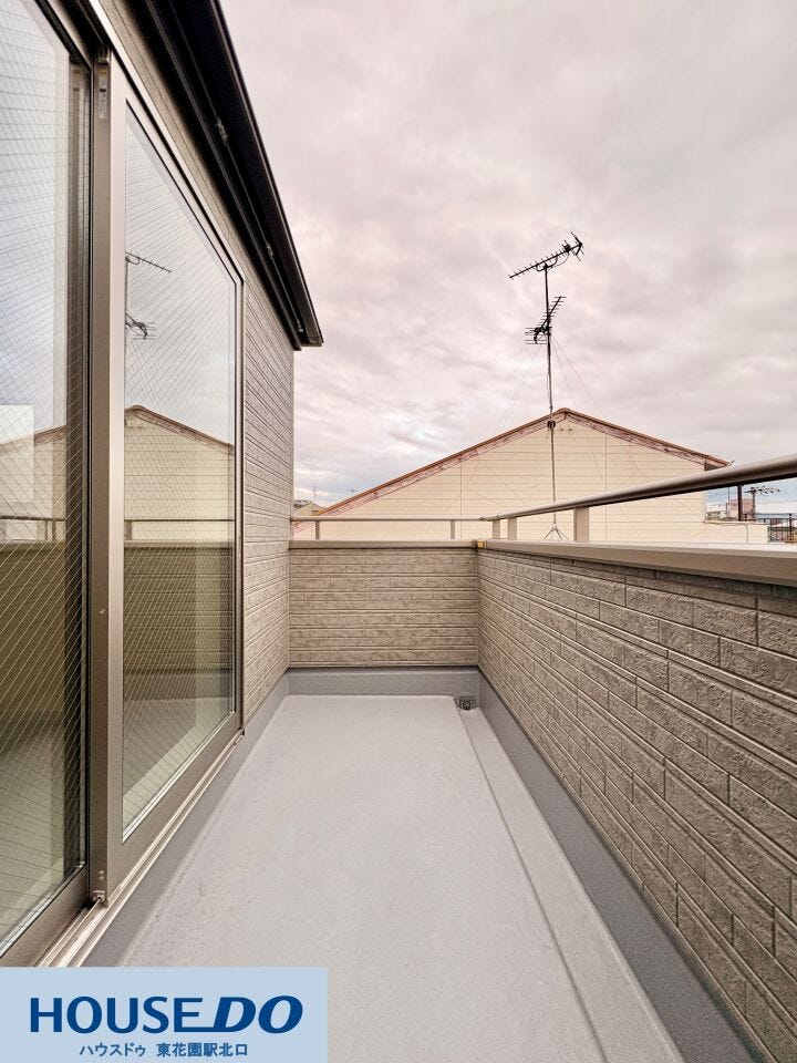 幅広のバルコニーは、洗濯物を干すだけでなく、外の空気を感じながらリフレッシュできる開放的な空間です♪手すりの高さも確保されており、周囲の視線を適度に遮りながら、空を広く見渡すことができます!