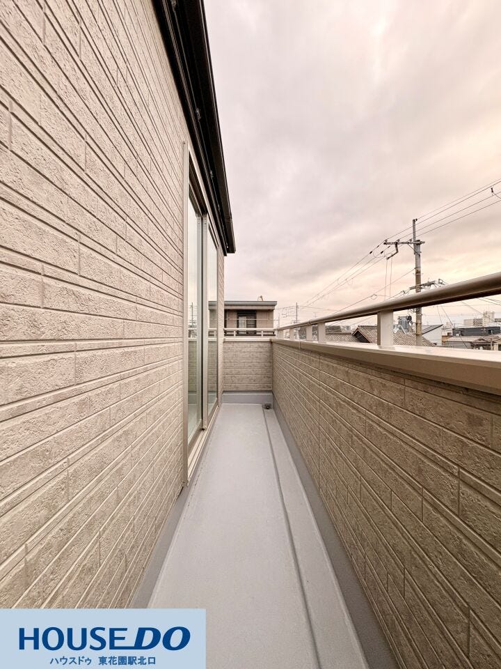 奥行きを確保したバルコニーは、洗濯物を干す際もスムーズに動ける設計です!空が広く見渡せるため、天気の良い日は外の空気を感じながら、プランターでの家庭菜園や椅子を置いての休憩も心地よく行えます♪