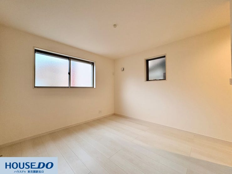 十分な広さを確保した納戸は、季節家電や備蓄品の保管に最適!窓からは自然光が入り、日中の作業も明るい環境で行えます!コンセントも完備されているため、除湿機や掃除機の充電など家事の拠点としても便利です♪