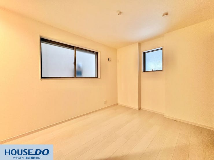 明るいフローリングが印象的な納戸です!2面に窓があり、収納スペースとしてだけでなく、静かなワークスペースや趣味の部屋としても活用できます!シンプルな形状で、ラックなどの大型収納も効率よく配置可能です♪
