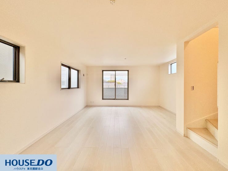 3方向に窓を設けることで、一日を通して安定した採光を確保しました!バルコニーへ続く大きな窓からは心地よい風が通り抜け、天気の良い日は室内全体が柔らかな光に包まれる、開放感のある居室空間です♪