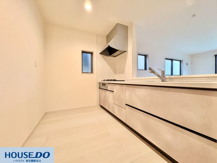 手元を程よく隠す立ち上がりがあるため、リビング側からはスッキリとした印象を保てます!足元までしっかり収納できる引き出しタイプで、調理器具やストック品を効率よく整理できる機能的なキッチンです♪