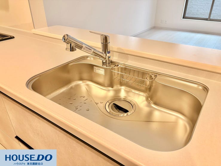 大きな鍋もストレスなく洗えるワイドなシンクを採用♪浄水器一体型のシャワー水栓は、シンクの隅々まで洗い流すのに重宝します!水はねが気になりにくい深さがあり、毎日の片付けをスムーズにサポートします!