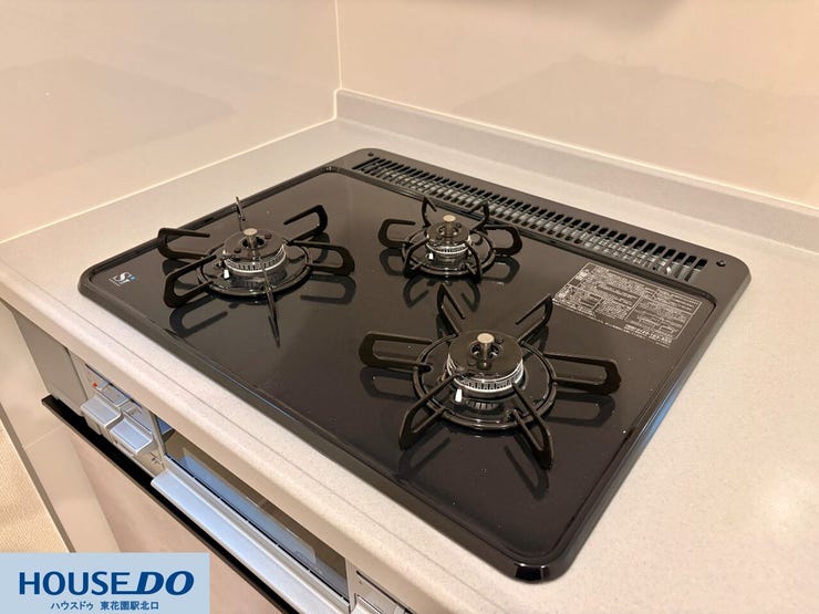 一度に複数の調理が進められる3口コンロと、魚焼きグリルが備わっています!天板は汚れを拭き取りやすい素材で、日々のお手入れも簡単♪効率よく品数を増やせるので、忙しい時間帯の炊事も手早く完了します!!