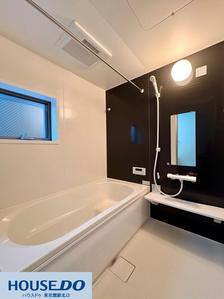 ゆったりとした浴槽と、お掃除のしやすいモダンなパネルが特徴のバスルームです!手元で操作できるシャワーや、小物を置けるカウンターなど、一日の疲れを癒やすための機能が充実しています♪