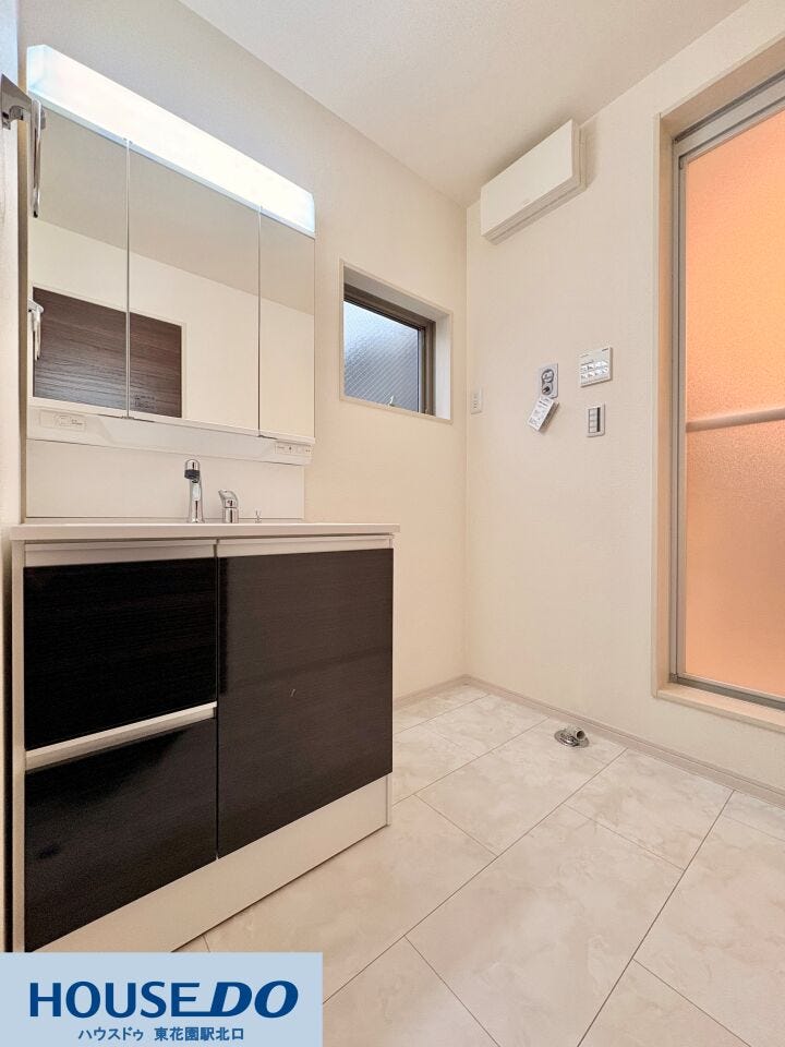 三面鏡付きの洗面化粧台は、鏡裏に小物を整理できるため、水回りを常に整頓できます!足元まで光沢のあるパネルを採用し、お手入れも簡単♪換気用の窓と浴室への動線が確保された、使い勝手の良い空間です!!