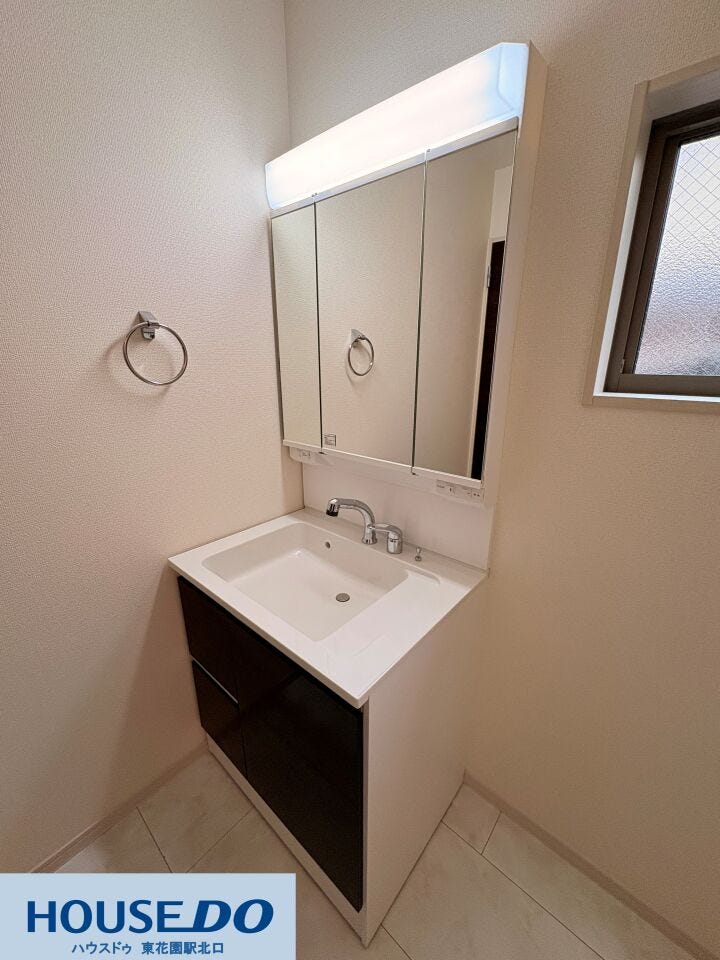 三面鏡の裏はすべて収納になっており、散らかりがちな洗面小物もきれいに収まります♪引き出し式のキャビネットは、奥にあるストック品も取り出しやすく、忙しい朝の準備がスムーズに整います!