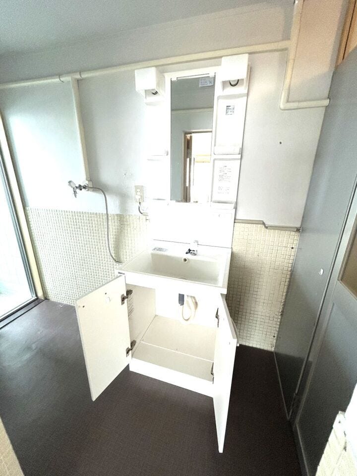 ◆洗面台の下に収納がありますので、シャンプーやリンスの詰め替えストックなど入れておくのに非常に便利♪