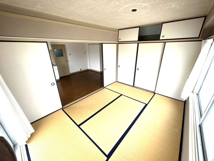 ◆南東側和室
日当たりがよくあたたかいお部屋です。
このお部屋でお昼寝したら気持ちがよさそうですね♪