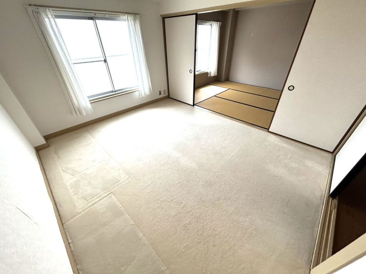 ◆北西側洋室
光が差し込む明るいお部屋です♪