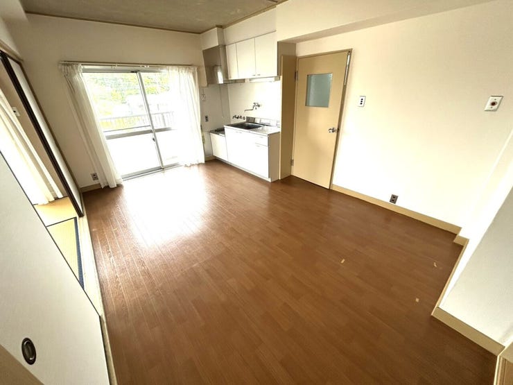 ◆LDKと和室の間の引き戸を全開にするとLDKと一体的な空間としてお使いいただけます。
お子様が小さい時などはお昼寝部屋として使用するのも良いですね♪