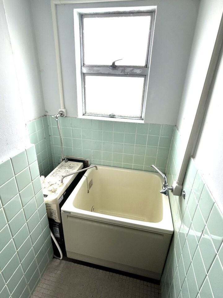 ◆浴室には窓があるので明るいです。
窓が開けられれば開放的な空間を作ることができ、リラックスしてお風呂を楽しめます♪