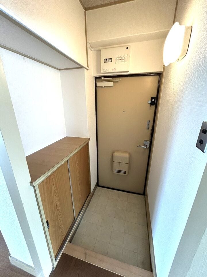 ◆玄関収納にカウンターがあるので車のカギなどを置くのに便利です。