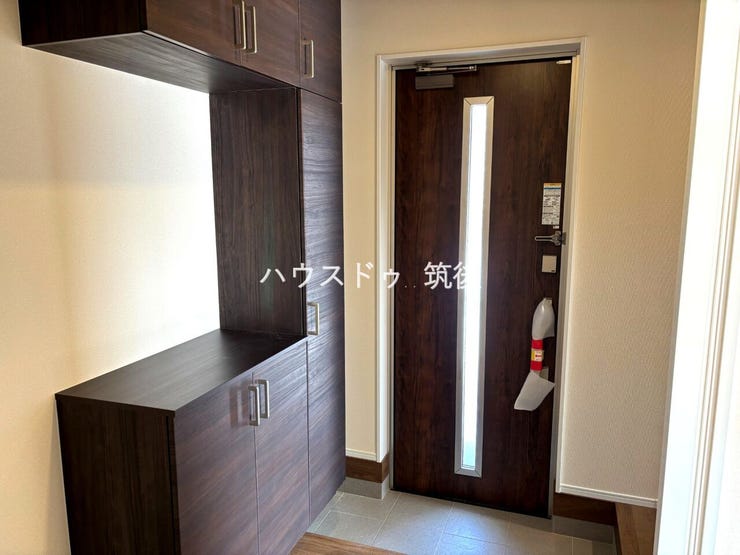 明るく広がりを感じる玄関。