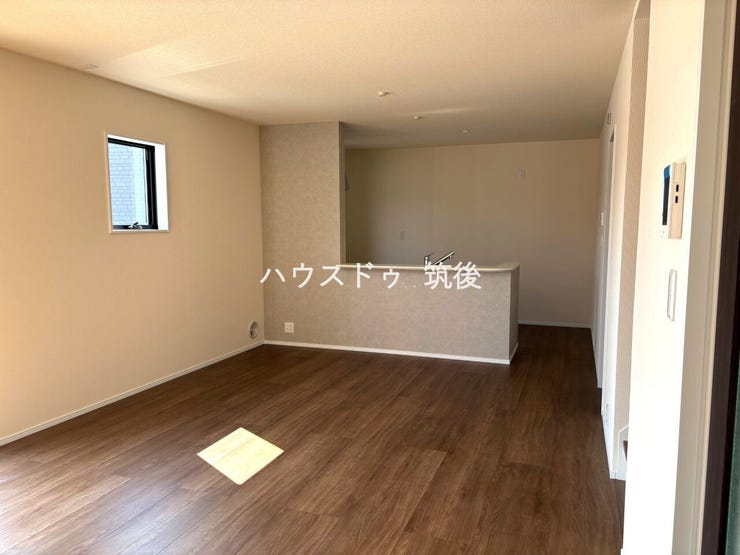 ダイニングとリビングが分けやすい配置。