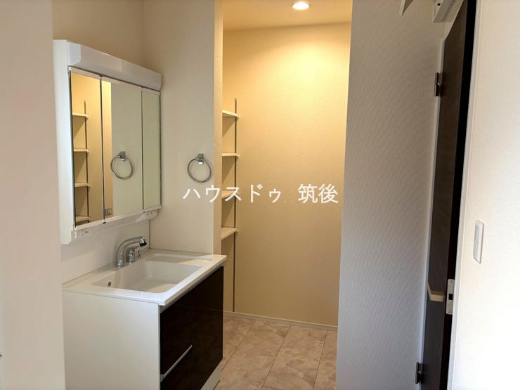 三面鏡付き洗面化粧台。収納も充実。