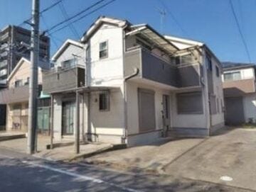 【外観】
駐車スペース付きで開放感のある立地。陽当たり・通風良好で、快適な住環境が魅力の戸建住宅です。