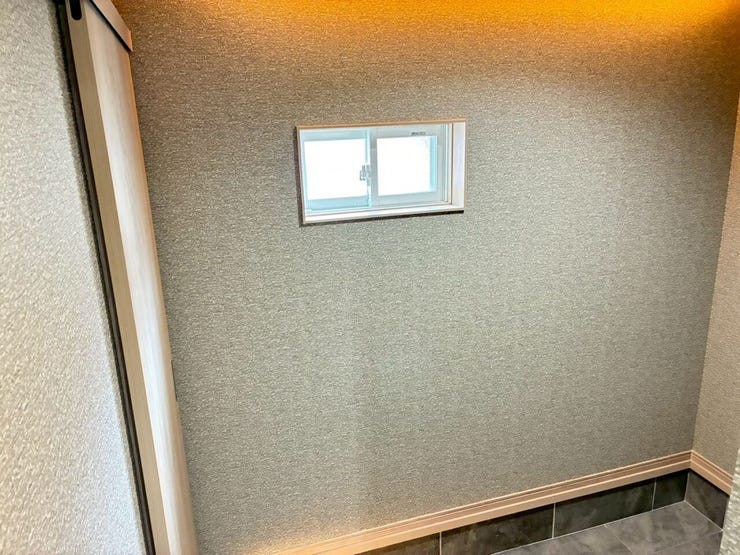 トイレの前から見たシューズインクロークです。玄関側に片引き戸がついているためご来客時など目隠しすることも出来ます。
