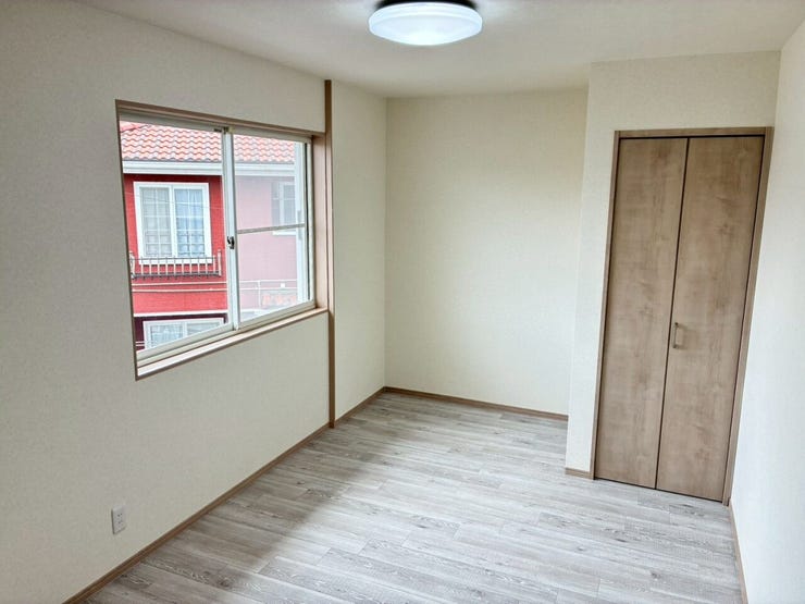 2階7帖の洋室です。天井と壁のクロス貼替、入り口やクローゼットの建具なども交換済です。