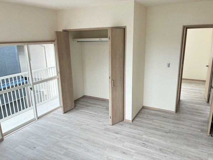 2階9帖の洋室です。こちらも天井と壁のクロス貼替、入り口やクローゼットの建具なども交換済です。
