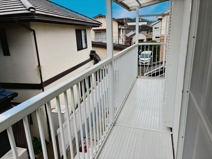 バルコニーには下屋があり、雨や日差しを軽減してくれます。