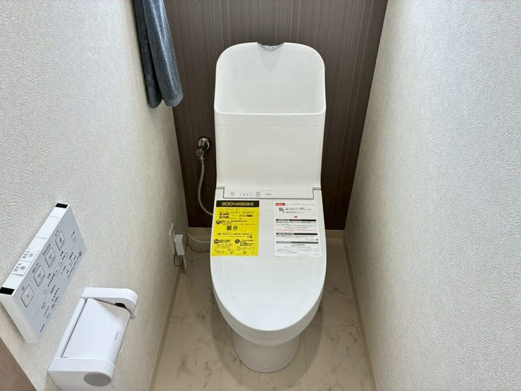 トイレも便器便座交換済、天井や壁のクロス貼替、床のクッションフロアも貼替済なので清潔感のある空間に生まれ変わりました。