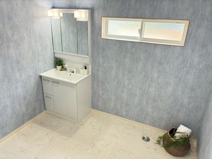 以前より広くなった洗面所には、収納棚などがゆったりと設置できます。※画像の家具はイメージのため配置しております。