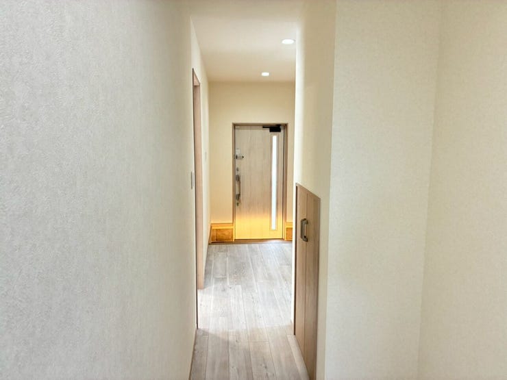 廊下は白を基調としたクロスに張り替えていますので、明るく清潔感があります。