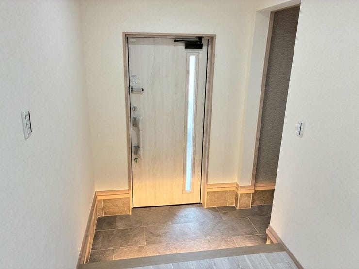 玄関の天井・壁はクロス貼替、床もフローリング貼替済です。下地から張り替えているため、傾きや歪みもなく綺麗に仕上がっています。