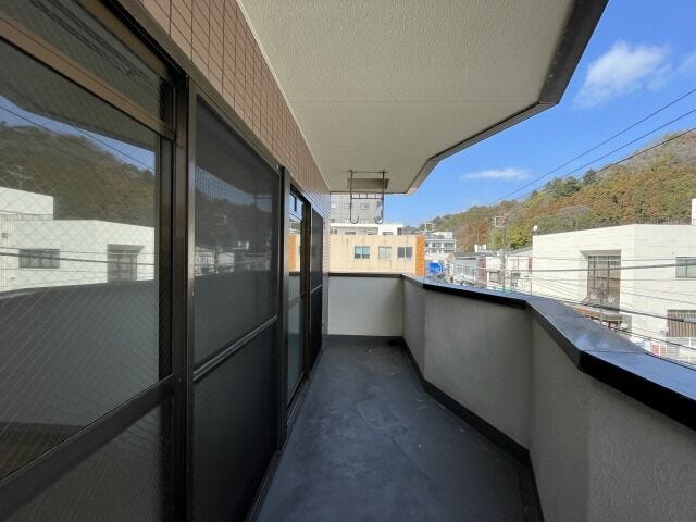 バルコニー:物干し竿が掛けられるようになっています。お洗濯もスムーズに干して取込めますね。