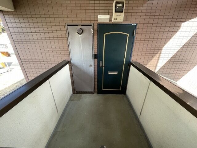 玄関:アウトドア用品や季節ごとタイヤなどを少し置くことができます。