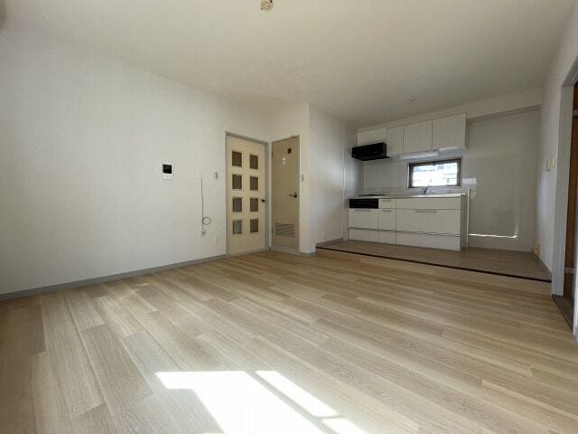 リビング:ナチュラルな雰囲気のフローリングですので家具やインテリアなども合わせやすいです。どんなお部屋にしていくか考えるのも楽しいですね♪